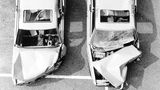 Unfallversuch: Zwei Coupés der 1977 vorgestellten Mercedes-Benz Baureihe C 123 nach dem Einsatz in der Versuchsanlage bei einem