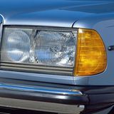 Die Augen des Doppelnockers: Bei der Vorstellung des neuen W 123 hatten nur die Spitzenmodelle mit Sechszylindermotor und doppel