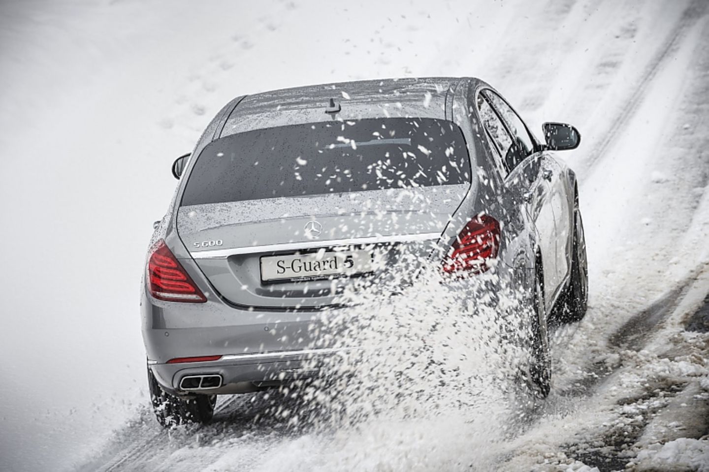 Mercedes Fahrertraining für Panzerlimousinen - die Fahrzeuge wiegen zwischen 4,0 und 4,5 Tonnen