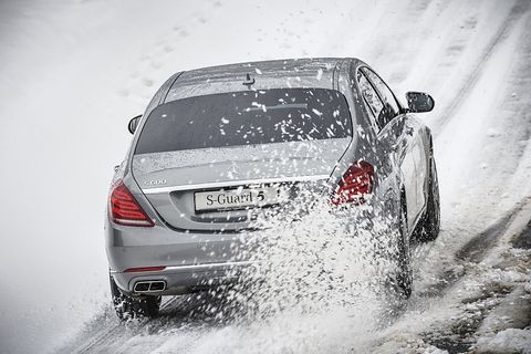 Mercedes Fahrertraining für Panzerlimousinen - die Fahrzeuge wiegen zwischen 4,0 und 4,5 Tonnen