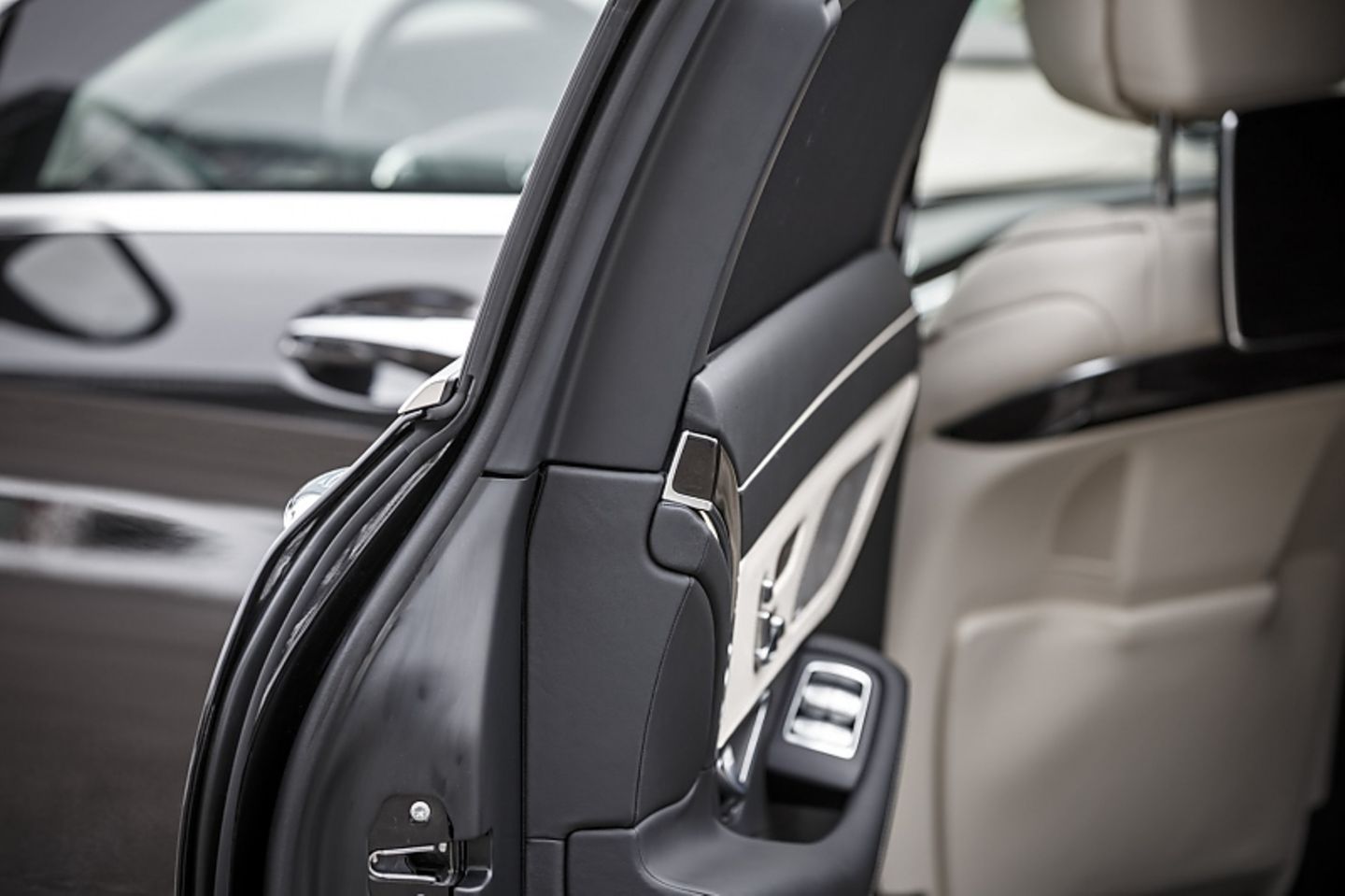 Mercedes S 600 Guard Panzerung - zentimeterdicke Scheiben
