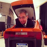 Paul Elio im Kofferraum seines eigenen Fahrzeugs.