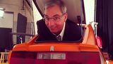 Paul Elio im Kofferraum seines eigenen Fahrzeugs.