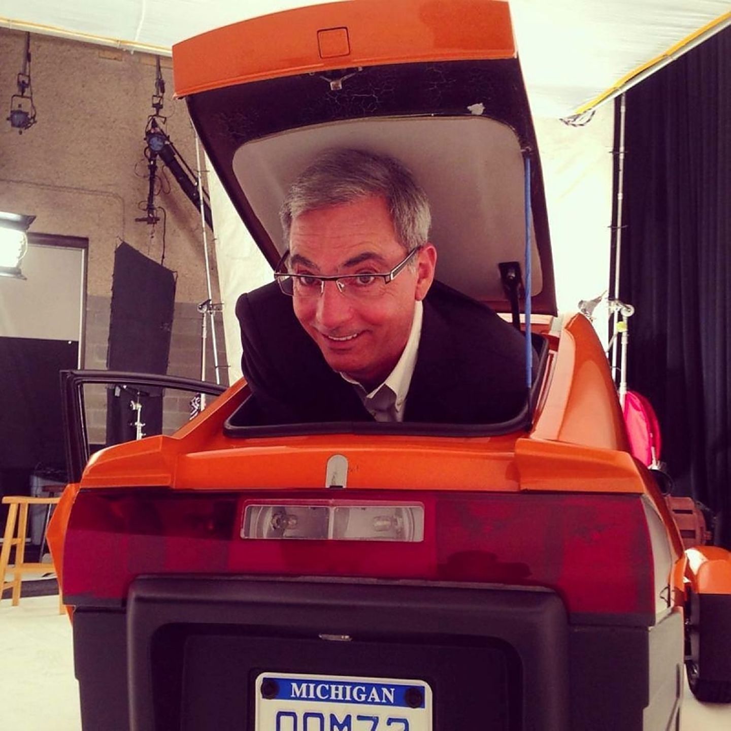 Paul Elio im Kofferraum seines eigenen Fahrzeugs.