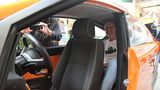 Der Mitfahrer sitzt hinten.