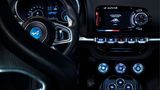 Futuristisches Cockpit mit zwei Displays. Auch die Rundinstrumente sind digital.