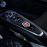 Die Mittelkonsole erinnert an Super-Sportwagen