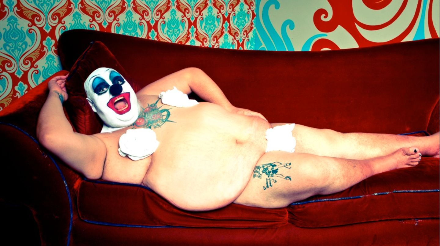 "Performer" von Sam Fielding: Eine Hommage an die Kreaturen der Nacht