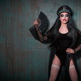 "Performer" von Sam Fielding: Eine Hommage an die Kreaturen der Nacht