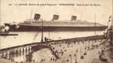 Neue Maßstäbe für Passagierschiffe setzte auch die besonders elegante "Normandie", die ab 1935 durch die Meere kreuzte und sich für kurze Zeit mit dem Blauen Band schmücken durfte. Berühmt war das 313 Meter lange Schiff im Inneren für seinen Art-déco-Stil und den 90 Meter lange Speisesaal der Ersten Klasse, der sich über drei Decks erstreckte. Bei Umbauarbeiten an der Pier in Manhattan brannte das Schiff 1942 aus.