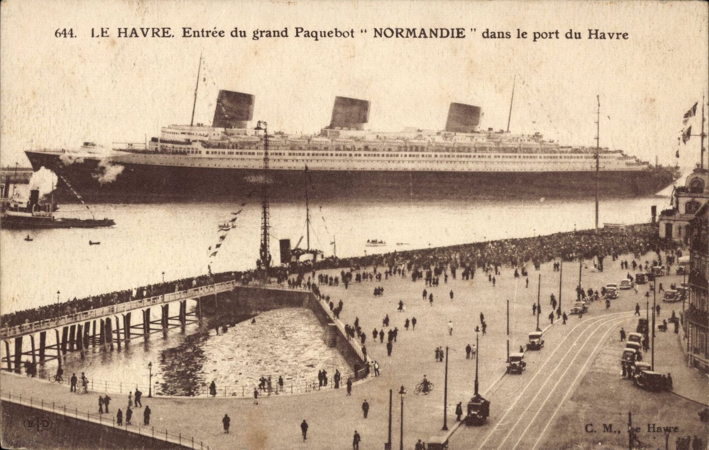 125 Jahre Kreuzfahrt: Neue Maßstäbe für Passagierschiffe setzte auch die besonders elegante "Normandie", die ab 1935 durch die Meere kreuzte und sich für kurze Zeit mit dem Blauen Band schmücken durfte. Berühmt war das 313 Meter lange Schiff im Inneren für seinen Art-déco-Stil und den 90 Meter lange Speisesaal der Ersten Klasse, der sich über drei Decks erstreckte. Bei Umbauarbeiten an der Pier in Manhattan brannte das Schiff 1942 aus. Neue Maßstäbe für Passagierschiffe setzte auch die besonders elegante "Normandie", die ab 1935 durch die Meere kreuzte und sich für kurze Zeit mit dem Blauen Band schmücken durfte. Berühmt war das 313 Meter lange Schiff im Inneren für seinen Art-déco-Stil und den 90 Meter lange Speisesaal der Ersten Klasse, der sich über drei Decks erstreckte. Bei Umbauarbeiten an der Pier in Manhattan brannte das Schiff 1942 aus.