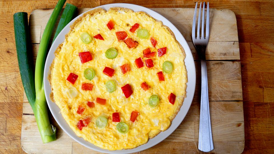 Ein Omelett mit Zwiebeln und Paprika.