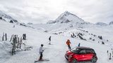Skifahrer umschwirren den Smart Forfour