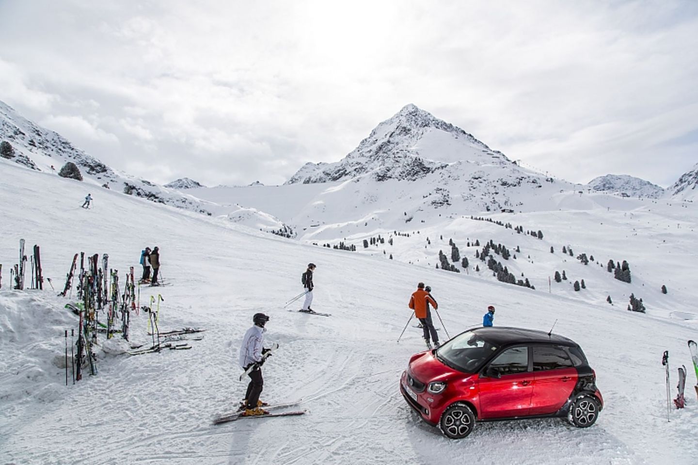 Skifahrer umschwirren den Smart Forfour