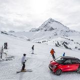 Skifahrer umschwirren den Smart Forfour
