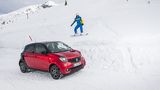 Zwei Welten, ein Ziel: Der Snowboarder driftet, der Smart will das auch können