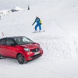 Zwei Welten, ein Ziel: Der Snowboarder driftet, der Smart will das auch können