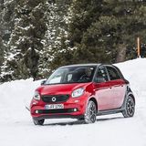 Dank des archaischen Handbrems-Hebels geht es flott um die Kurve