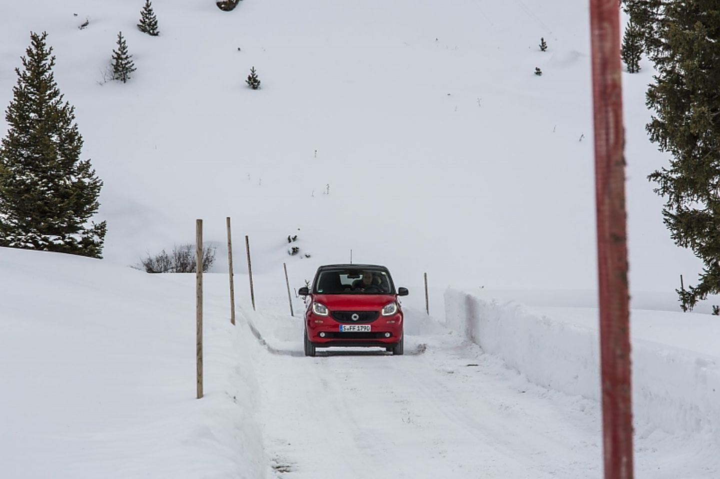 Richtige Drifts sind nur mit Hilfe der Handbremse ansatzweise zu realisieren