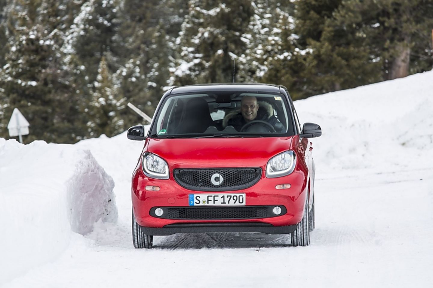Der geringe Wendekreis des Smart Forfour von 8,65 Metern hilft beim Schnee-Walzer