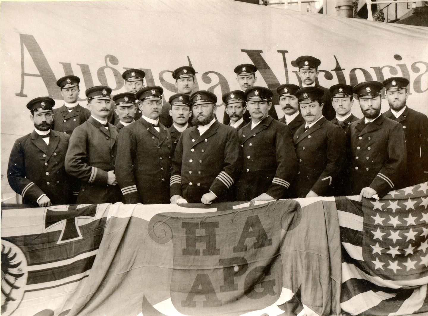 Der Officiercorps von 1891 an Bord der "Augusta Victoria". In Bildmitte Kapitän Heinrich Barends.