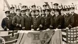 Der Officiercorps von 1891 an Bord der "Augusta Victoria". In Bildmitte Kapitän Heinrich Barends.