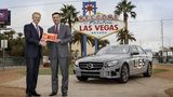 Thomas Weber (links) und der Gouverneur des Staates Nevada Brian Sandoval
