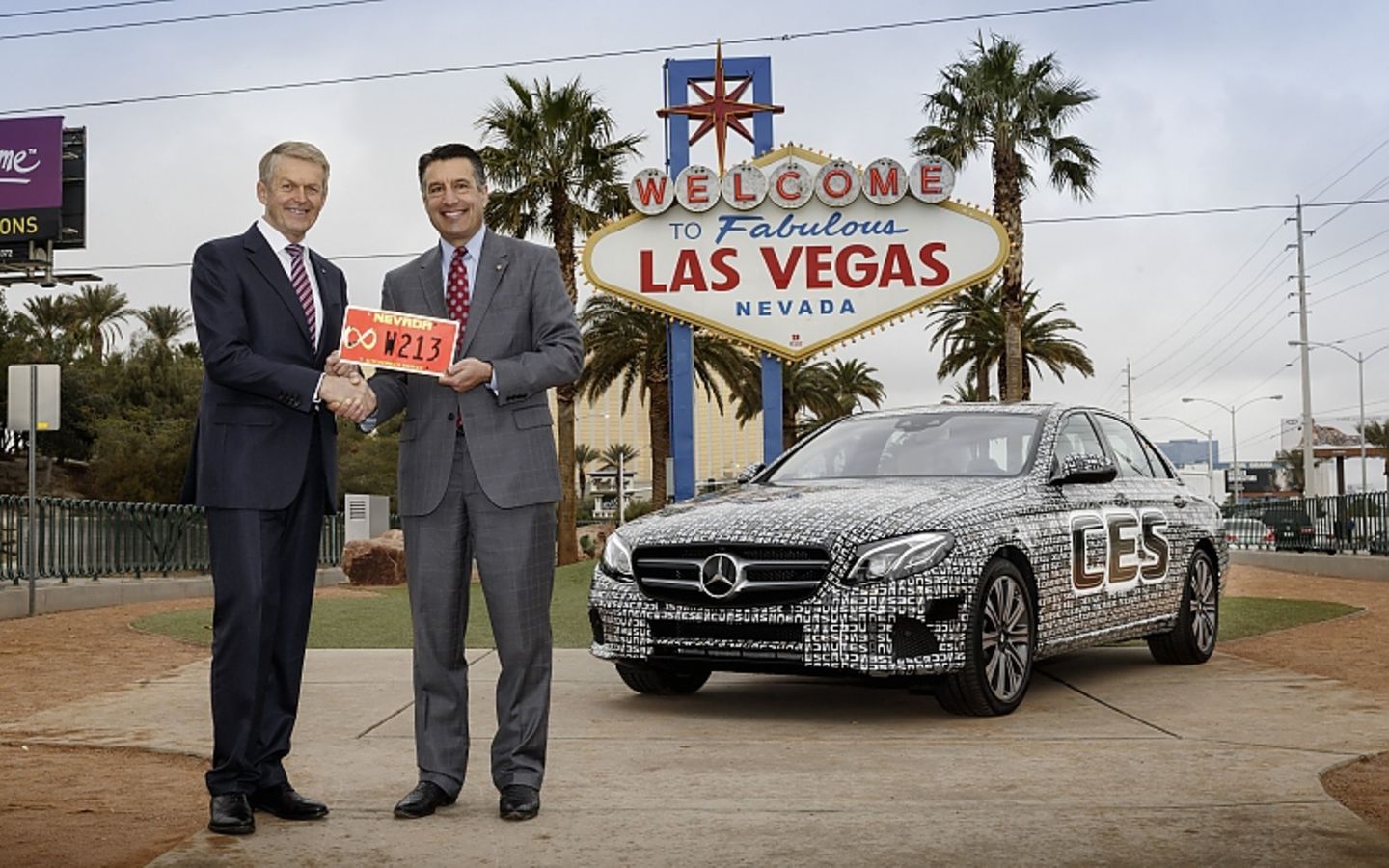 Thomas Weber (links) und der Gouverneur des Staates Nevada Brian Sandoval