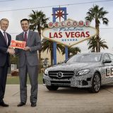 Thomas Weber (links) und der Gouverneur des Staates Nevada Brian Sandoval