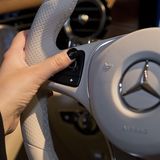 Einfache Logik: Mit den linken Lenkrad Bedien-Elementen wird der linke Monitor bedient