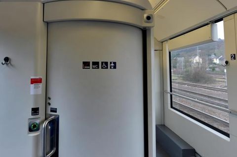 Eine Toilette in einem Zug