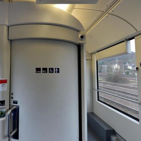Eine Toilette in einem Zug