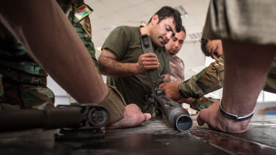 Einsatz gegen den IS: Peschmerga werden am Maschinengewehr unterwiesen. Vermutlich ein MG3 der Bundeswehr und kein MG42 Oldie. Peschmerga werden am Maschinengewehr unterwiesen. Vermutlich ein MG3 der Bundeswehr und kein MG42 Oldie.