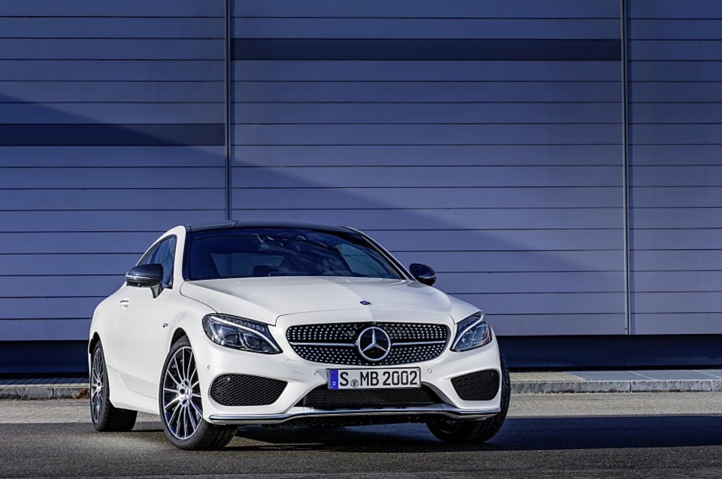 Mercedes AMG C 43 4matic Coupé - vorne mit LED-Licht