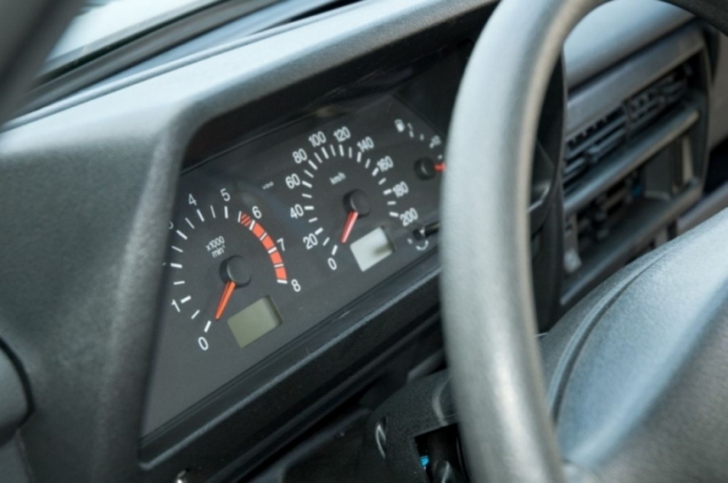 Das Cockpit des Lada Niva hat mittlerweile sogar digitale Anzeigen