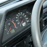 Das Cockpit des Lada Niva hat mittlerweile sogar digitale Anzeigen