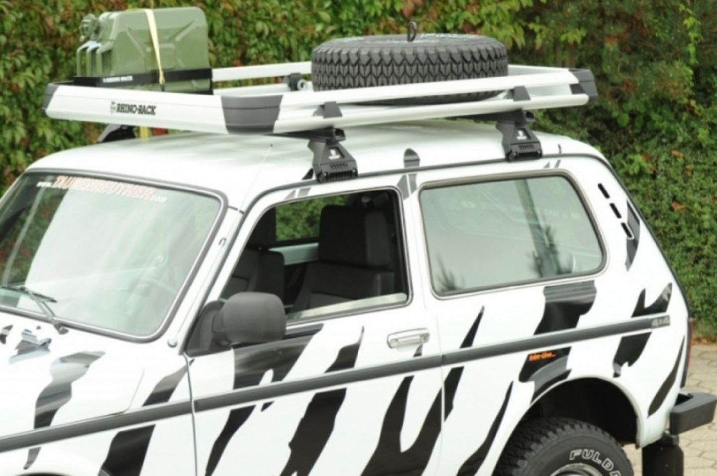 Lada Niva mit Gepäckträger