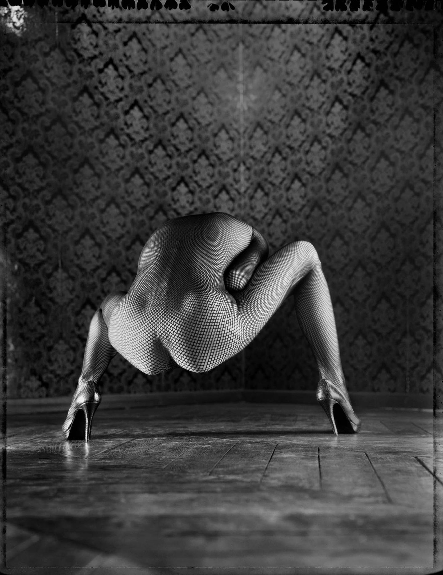 Damit bewegt er sich künstlerisch in der Nachfolge des Ungarn André Kertesz, der seine Models schon in den 20er Jahren mit einem Zerrspiegel verfremdete.