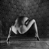 Damit bewegt er sich künstlerisch in der Nachfolge des Ungarn André Kertesz, der seine Models schon in den 20er Jahren mit einem Zerrspiegel verfremdete.