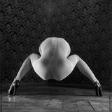 In seinen verschiedenen Arbeiten spielt Fontenoy immer wieder mit Zitaten auf den Surrealismus an – ein Einfluss, der auch in „Arachnoid“ zu erkennen ist. 