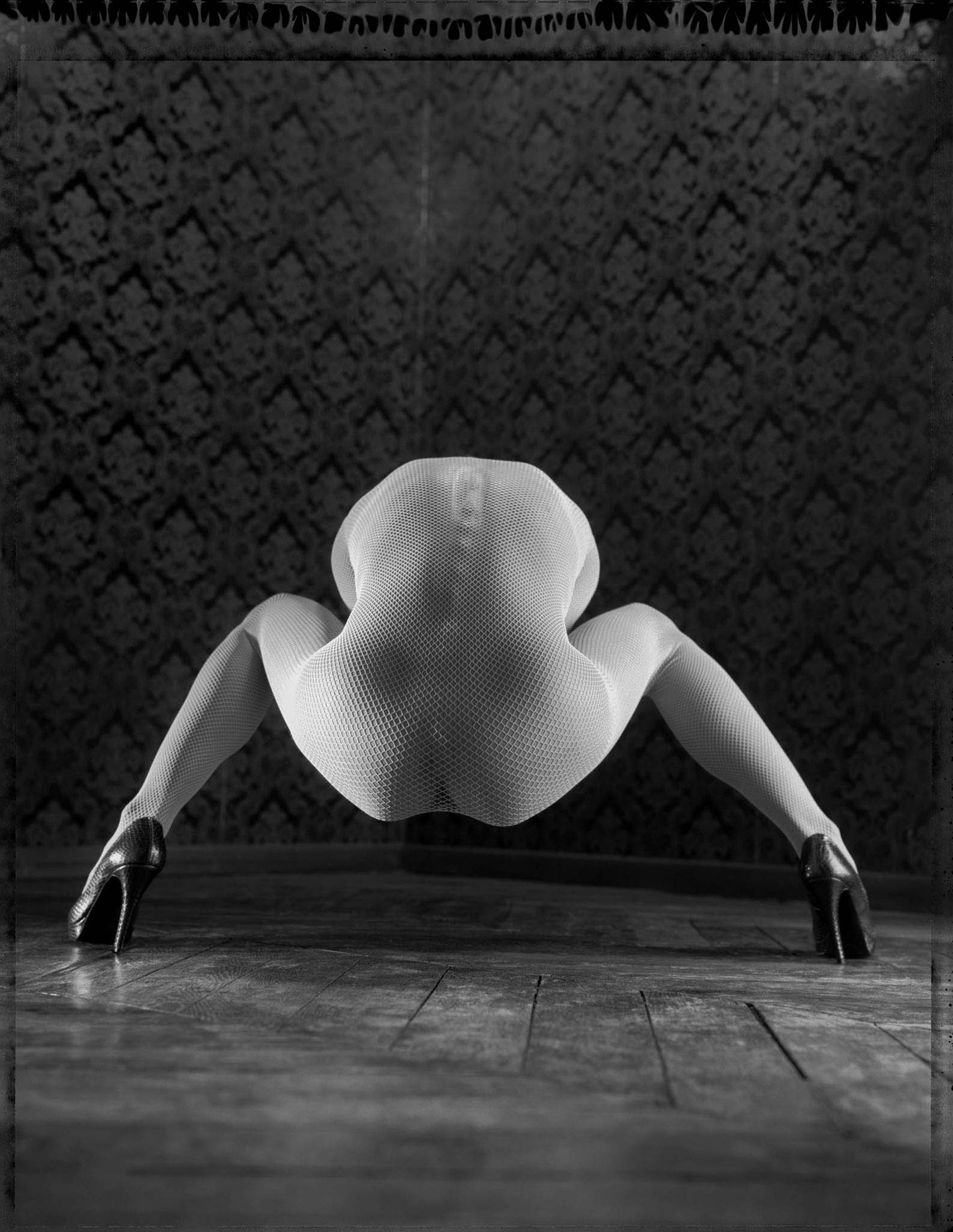 In seinen verschiedenen Arbeiten spielt Fontenoy immer wieder mit Zitaten auf den Surrealismus an – ein Einfluss, der auch in „Arachnoid“ zu erkennen ist. 