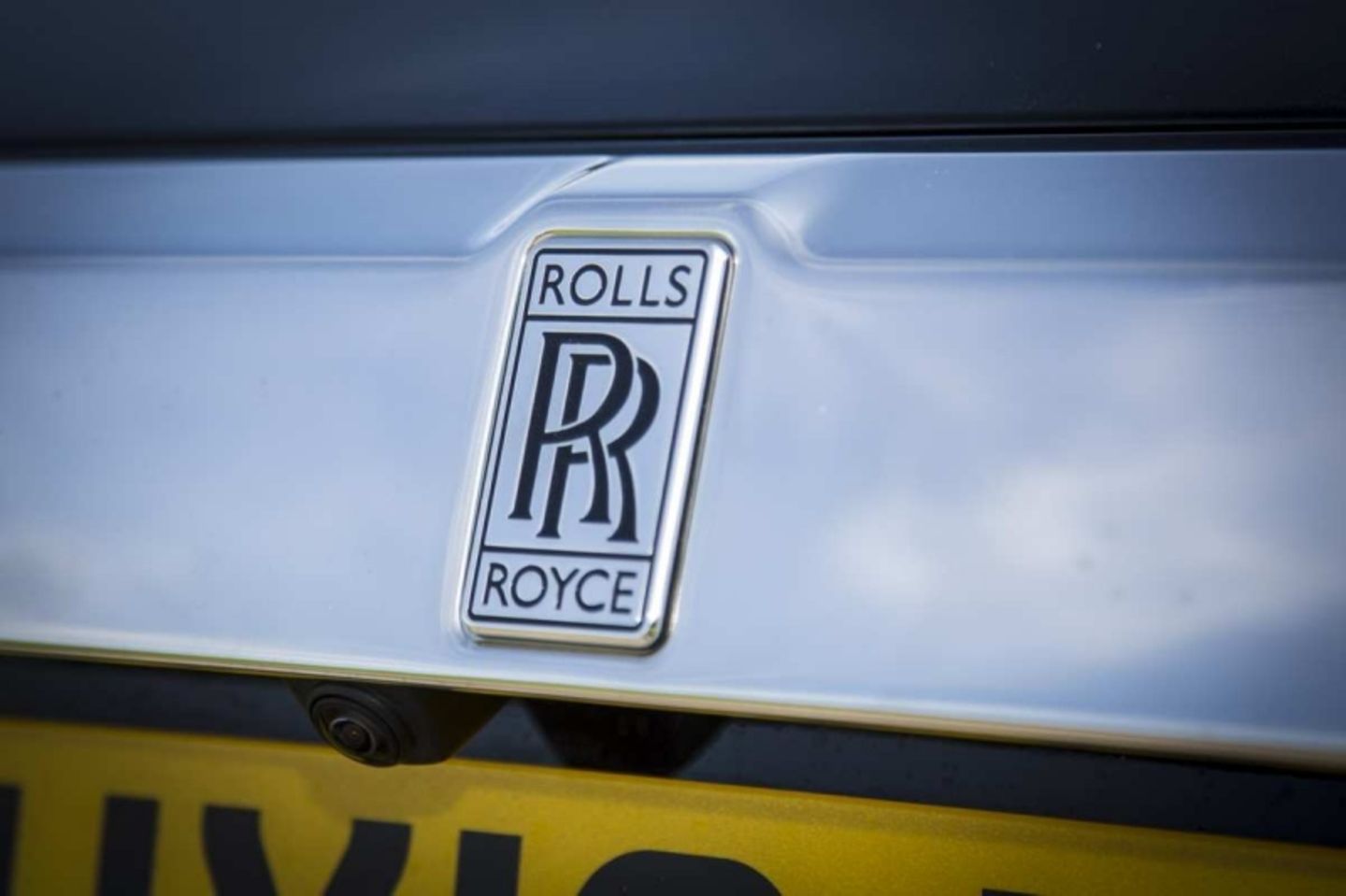 Das Rolls-Royce-Emblem befindet sich auf dem Kühler