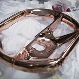 Das Lenkrad ist aus Aluminium, das aus dem Vollen gefräst und mit Kupfer überzogen ist