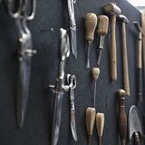 Das Leder der Sitze wurde mit klassischen Werkzeugen bearbeitet