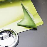 Geschlagene drei Monate dauert die Farbfindung, um dem Grünton, der einem Olivenöl entsprechen soll, zu perfektionieren