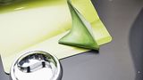 Geschlagene drei Monate dauert die Farbfindung, um dem Grünton, der einem Olivenöl entsprechen soll, zu perfektionieren
