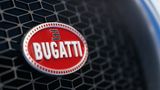 Das Bugatti-Emblem prangt auf dem Kühlergrill des Chiron