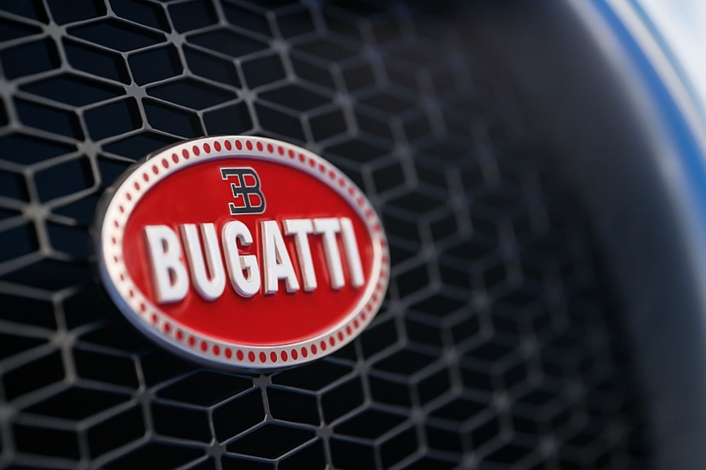 Das Bugatti-Emblem prangt auf dem Kühlergrill des Chiron