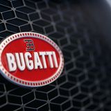 Das Bugatti-Emblem prangt auf dem Kühlergrill des Chiron