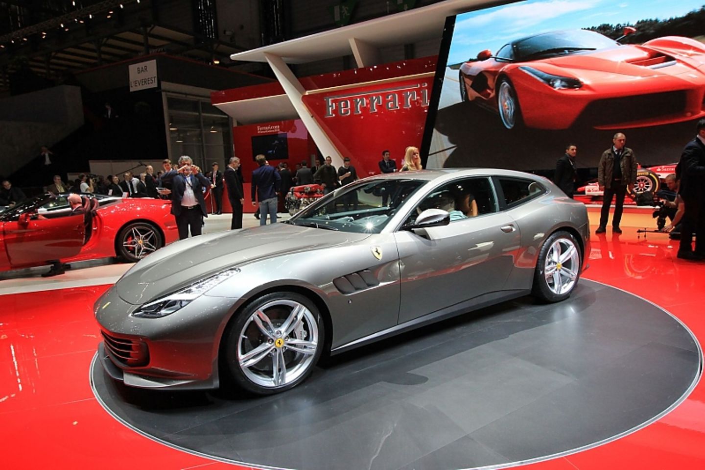 Der Ferrari GTC4 Lusso hat vier Sitze.